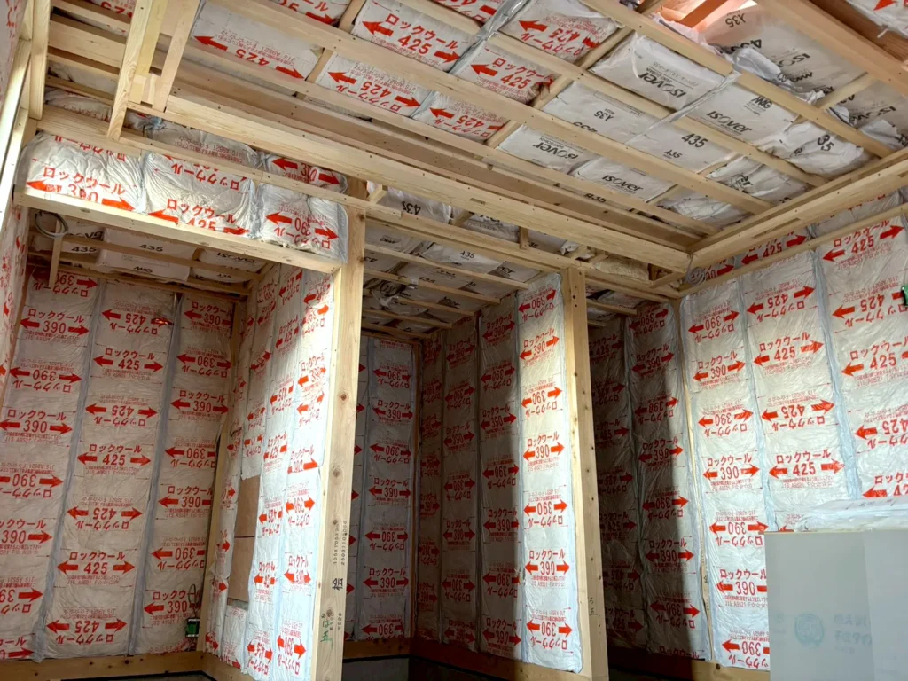 新築時の壁・断熱材施工風景