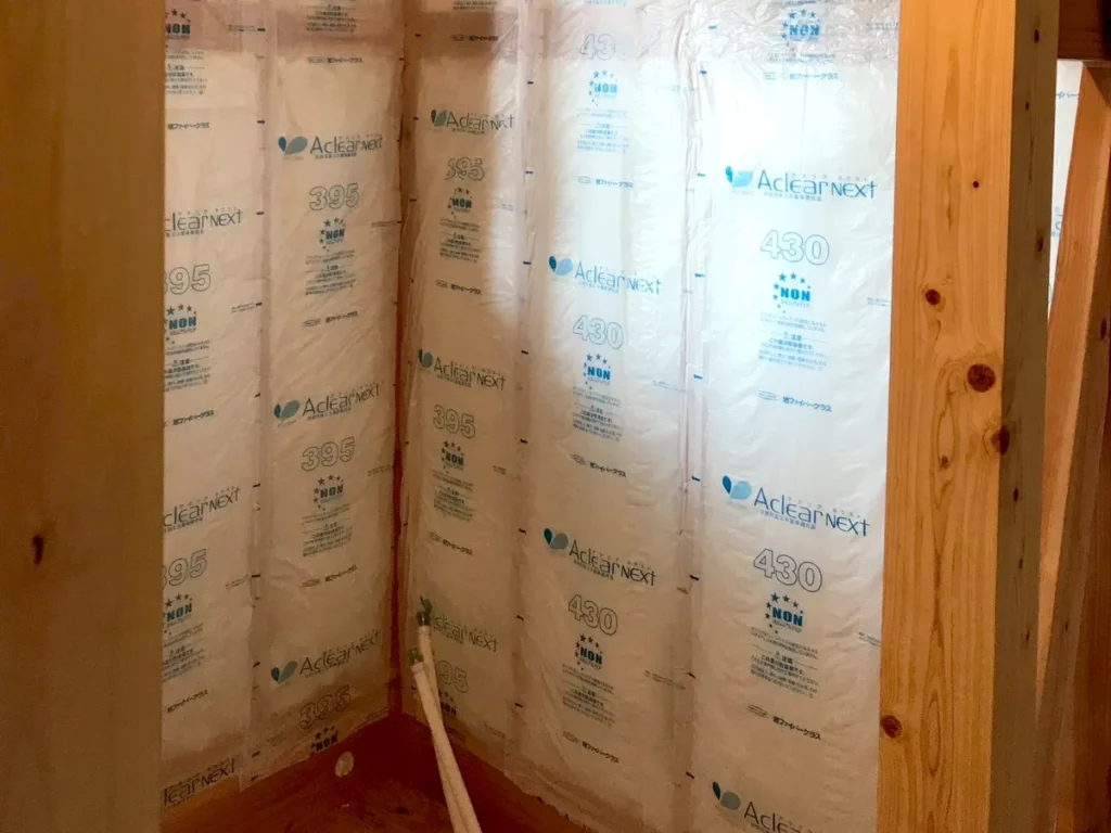 壁・断熱材の施工風景