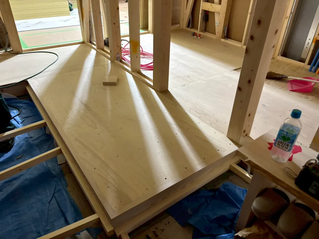 新築の内装工事風景（床・柱）