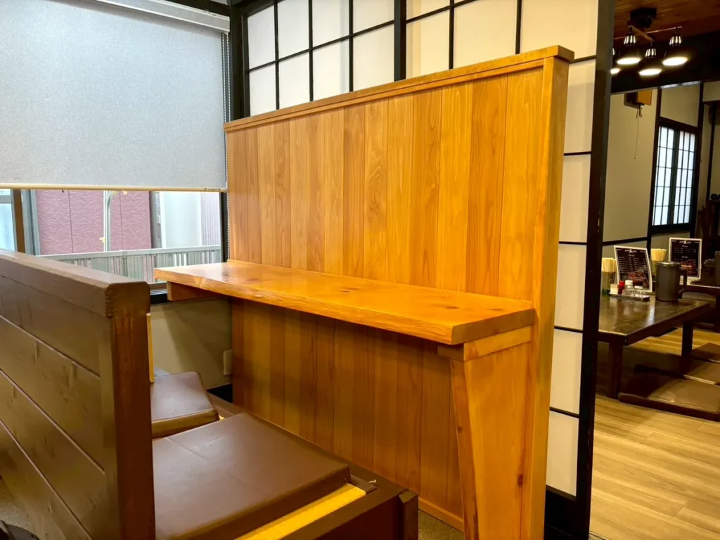 店舗改装　座席と据付テーブル